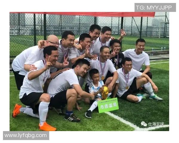 足球明星五人合影展现风采与魅力的制服照片欣赏