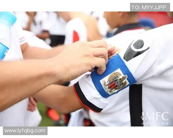 足球明星与女星亲密合照展现魅力瞬间引发粉丝热议